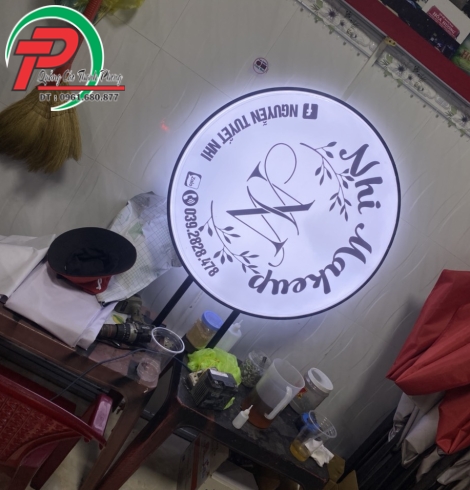 Hộp đèn tiệm nail