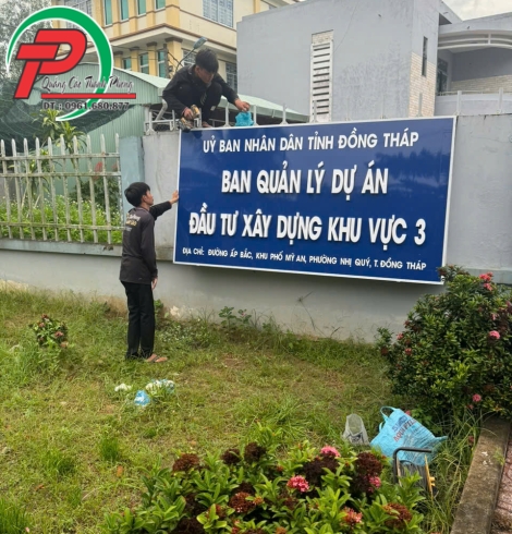 Bảng hiệu Ủy ban nhân dân